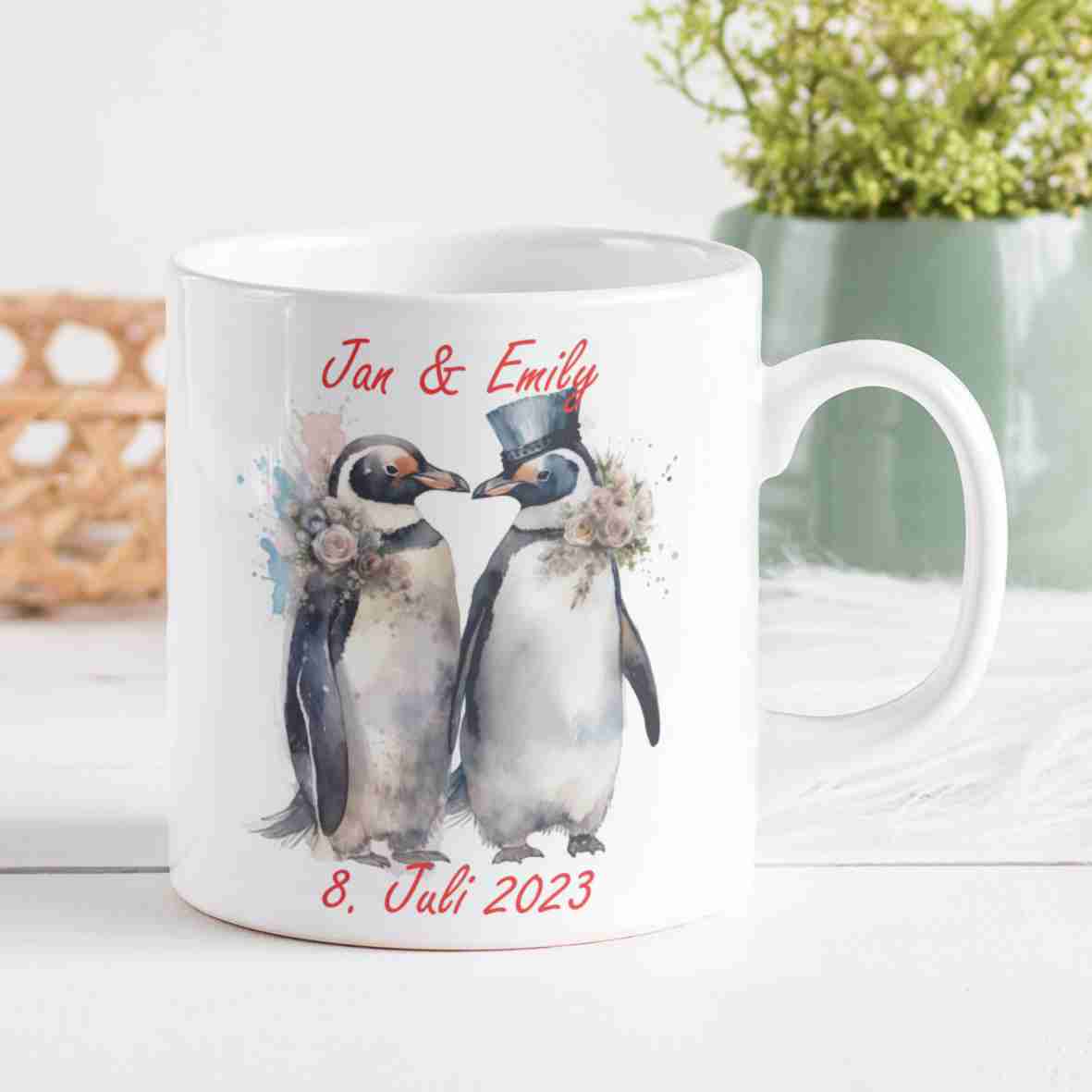 Personalisierte weiße Keramiktasse mit Aquarell-Motiv eines Pinguin-Brautpaars.