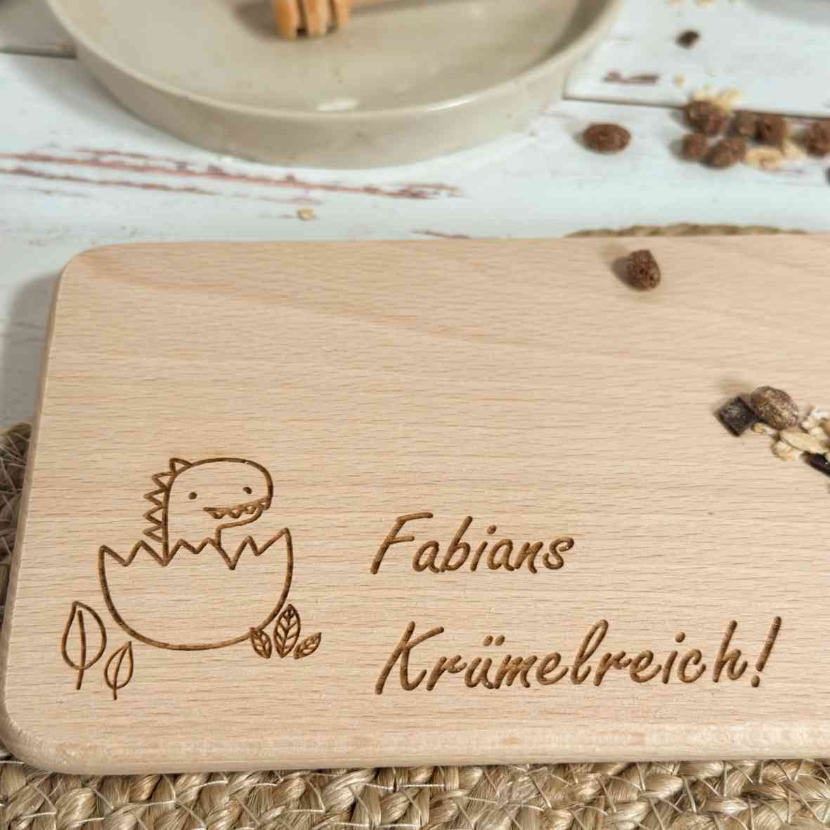 Buchenholz-Frühstücksbrett mit Dino-Baby und Namen