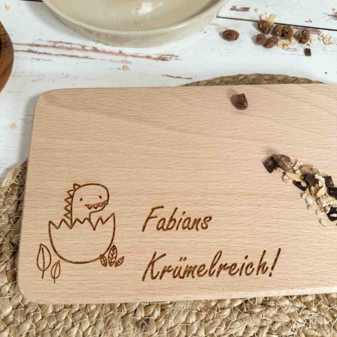 Buchenholz-Frühstücksbrett mit Dino-Baby und Namen