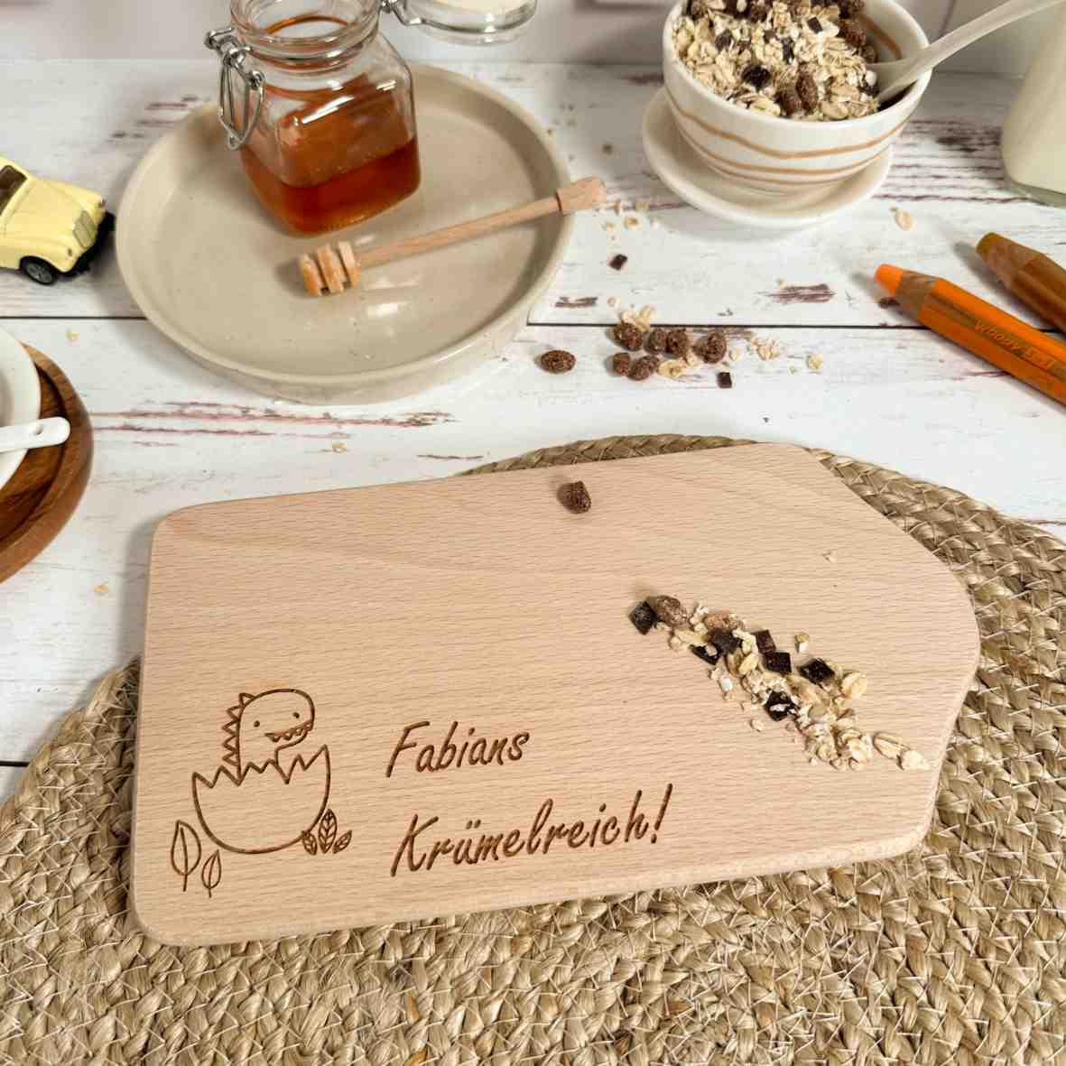 Buchenholz-Frühstücksbrett mit Dino-Baby und Namen