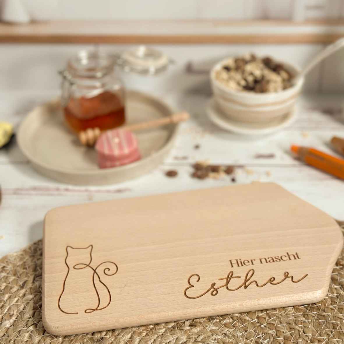 Buchenholz-Frühstücksbrett mit Line-Art-Katze und Namen