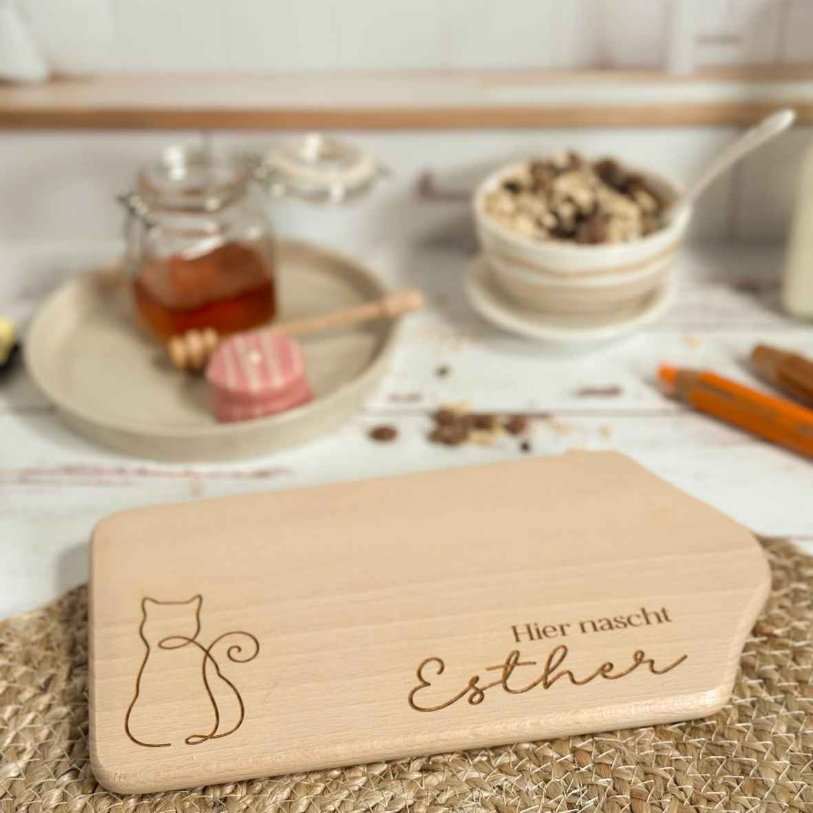 Buchenholz-Frühstücksbrett mit Line-Art-Katze und Namen