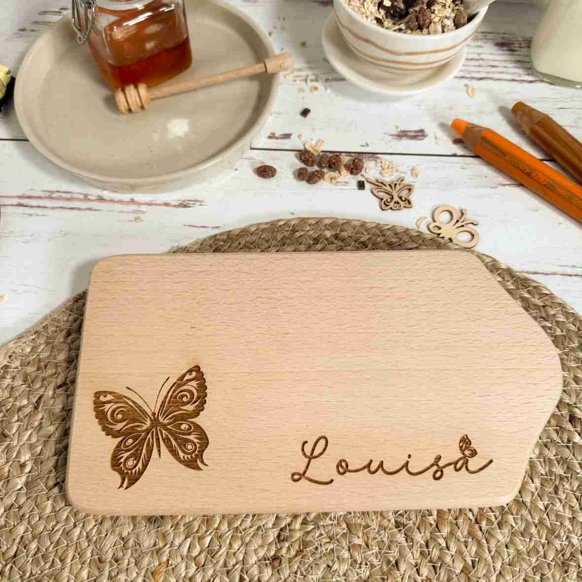 Buchenholz-Frühstücksbrett mit Schmetterling-Gravur und Namen