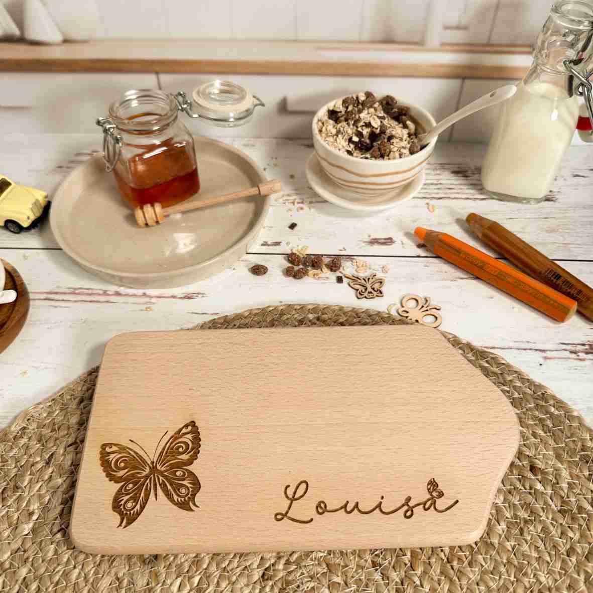 Buchenholz-Frühstücksbrett mit Schmetterling-Gravur und Namen