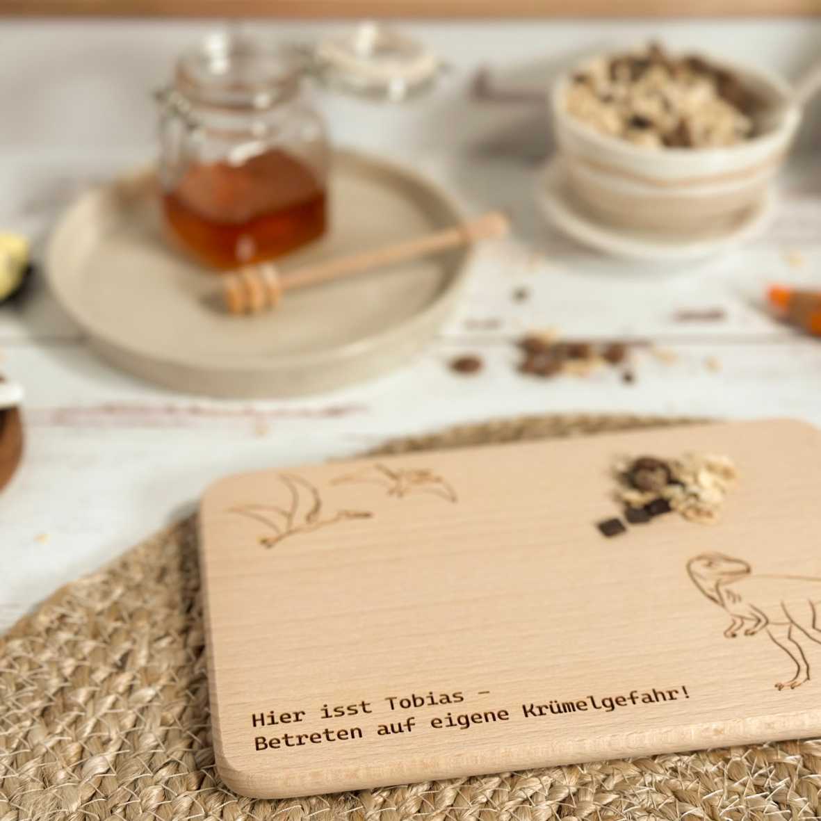 Buchenholz-Frühstücksbrett mit Dino-Gravur und Namen