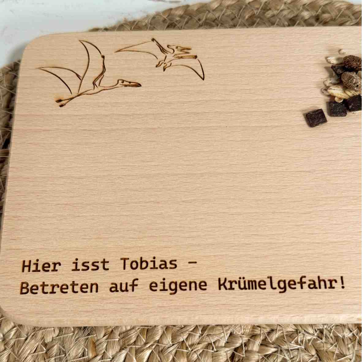Buchenholz-Frühstücksbrett mit Dino-Gravur und Namen