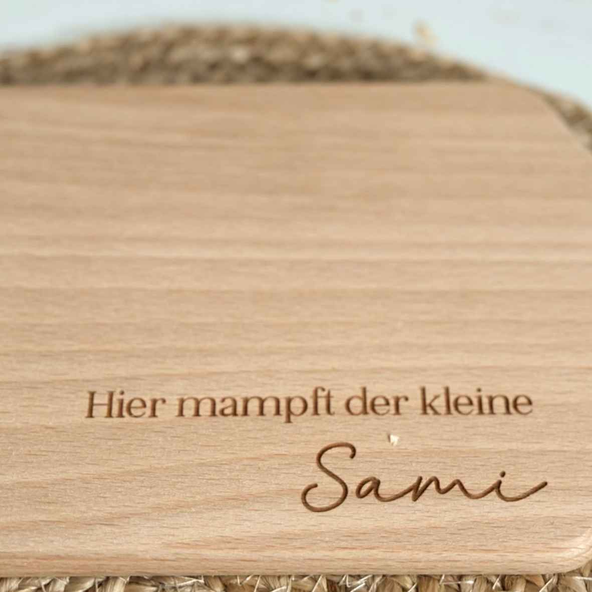 Frühstücksbrett in Kapellenform mit Teddybär-Gravur