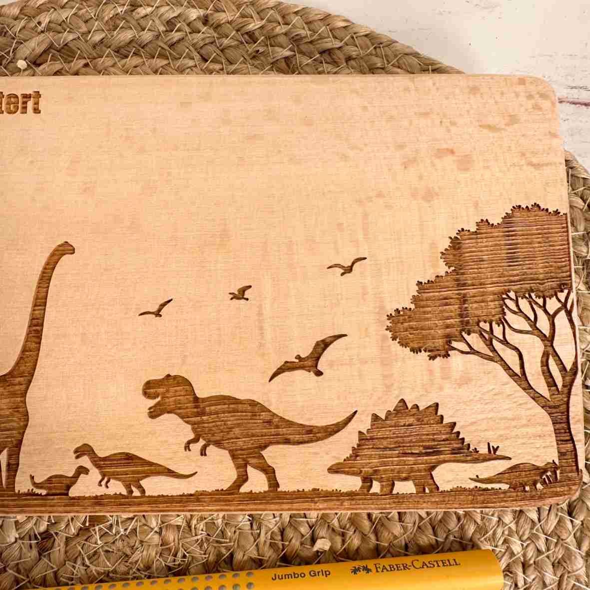 Rechteckiges Frühstücksbrett mit Dino-Landschaft und Namen