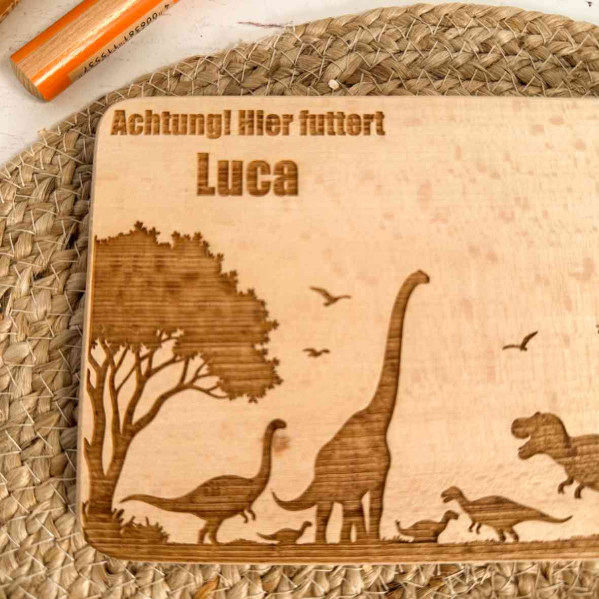 Rechteckiges Frühstücksbrett mit Dino-Landschaft und Namen