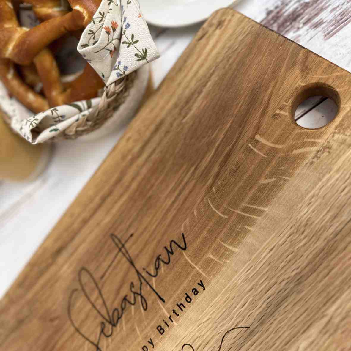 Personalisiertes Eichen-Schneidebrett mit Griffloch und Namensgravur