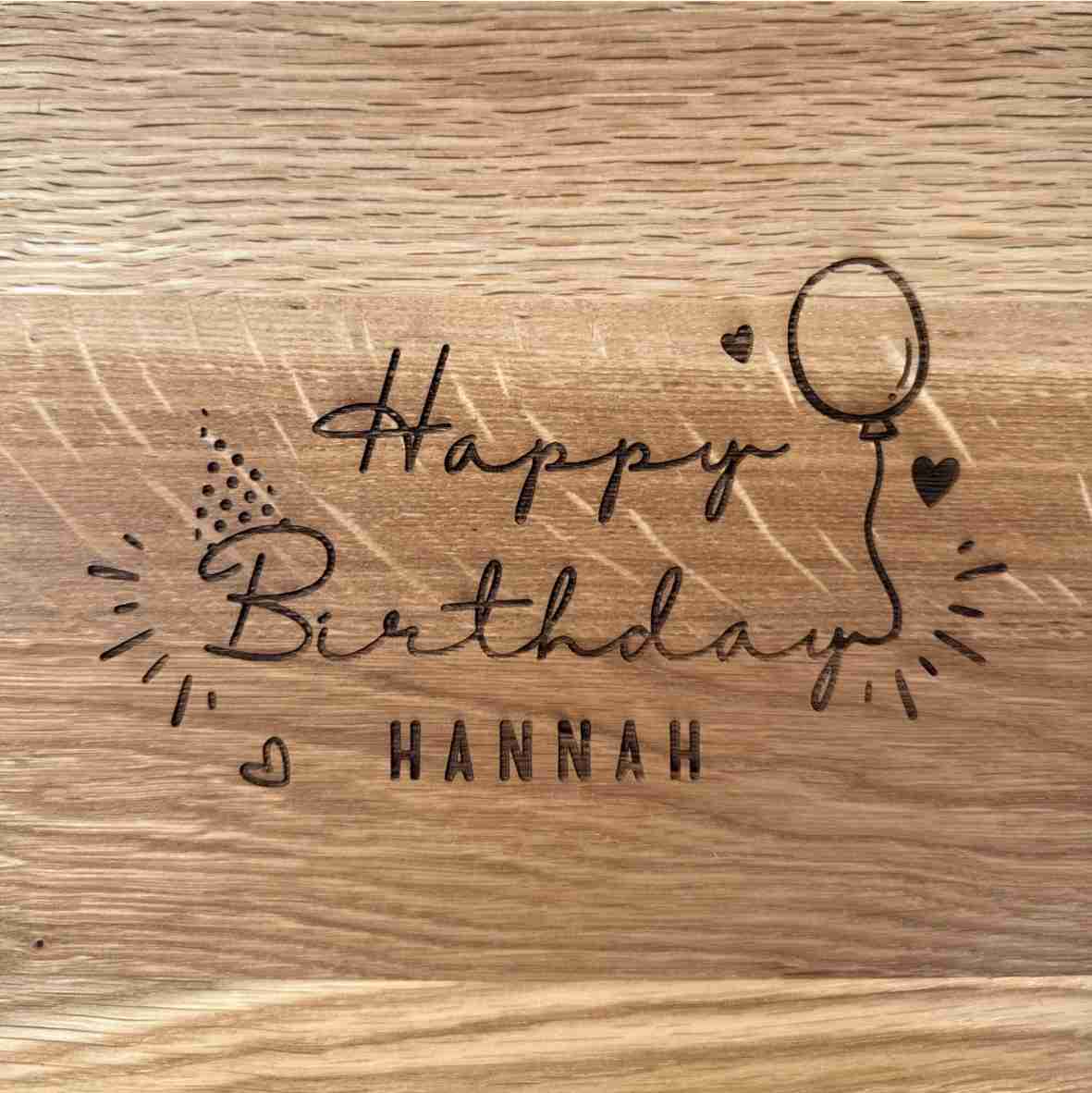Eichen-Schneidebrett mit Happy-Birthday-Ballon und Namen