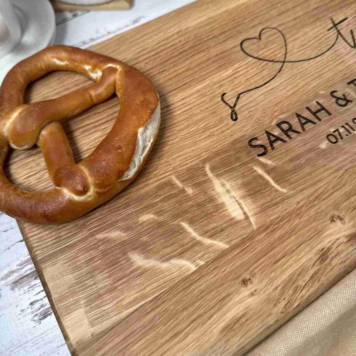 Eichen-Schneidebrett mit Herz-Initialen, Namen und Datum