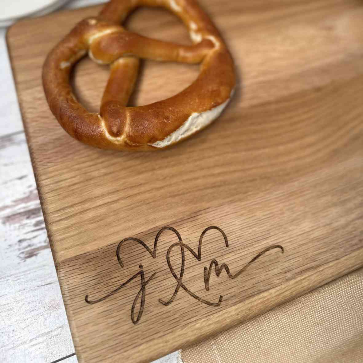 Eichen-Schneidebrett mit Doppelherz-Initialen, Namen und Datum
