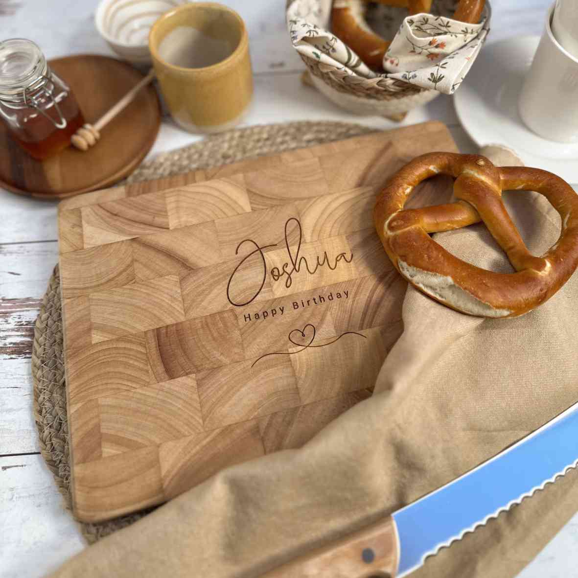 Stirnholz-Schneidebrett mit Namen und Happy-Birthday-Gravur