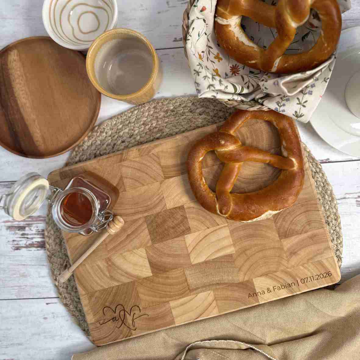 Stirnholz-Schneidebrett mit Herz-Initialen, Namen und Datum