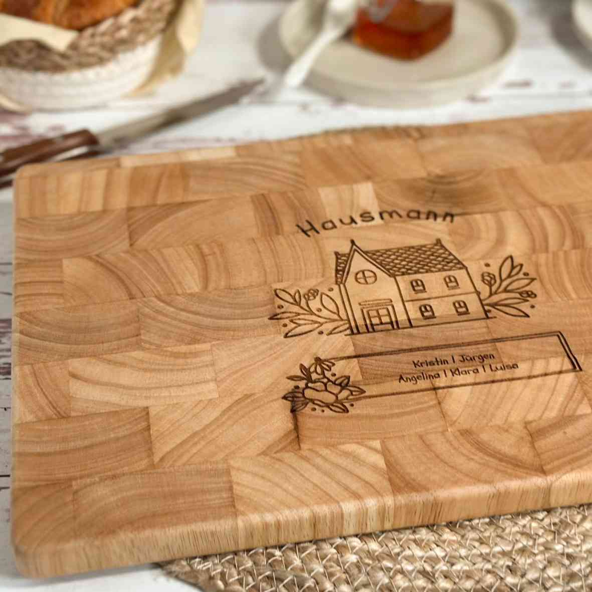 Stirnholz-Schneidebrett mit Hausgravur und Blumenranke