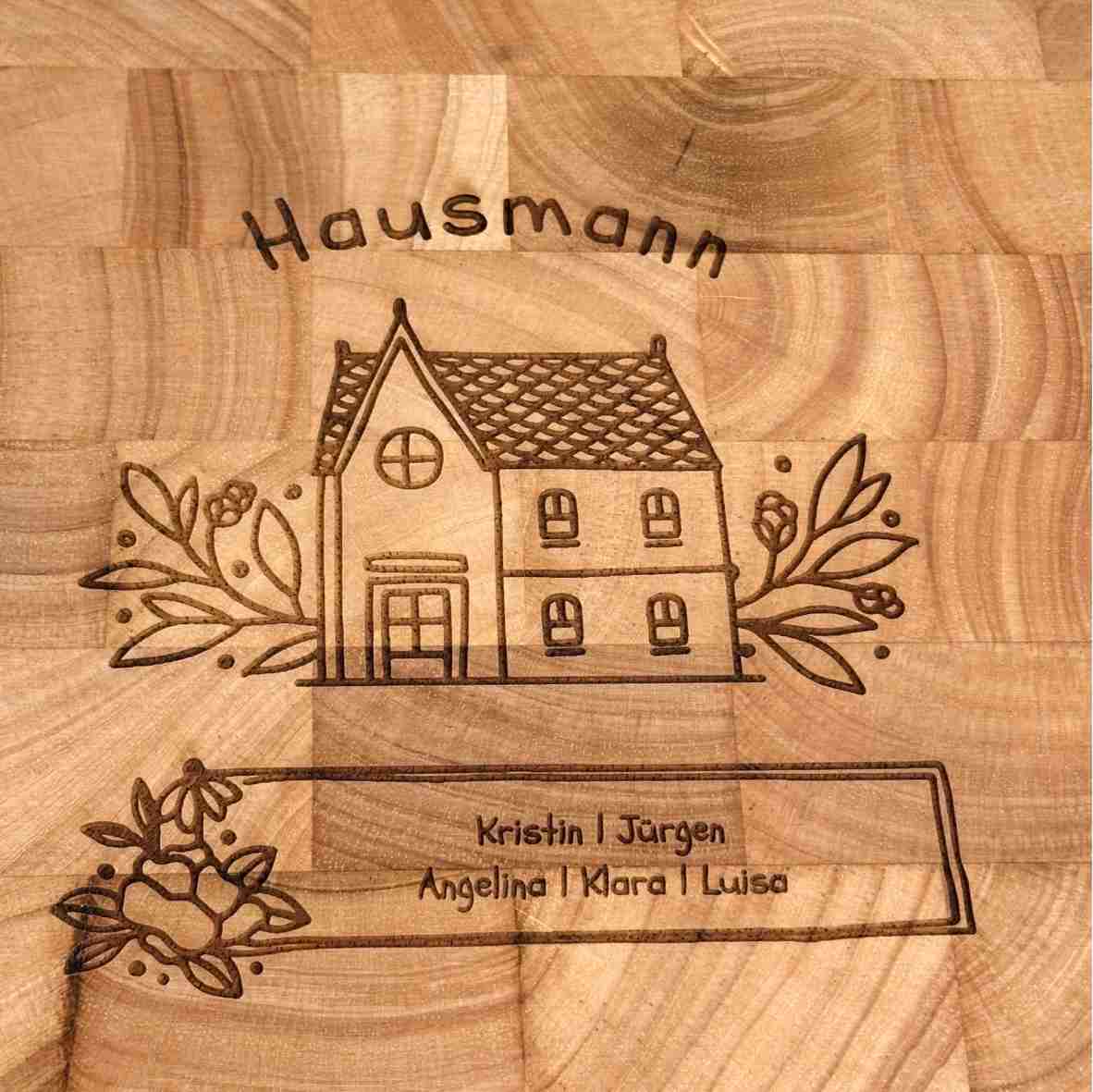 Stirnholz-Schneidebrett mit Hausgravur und Blumenranke