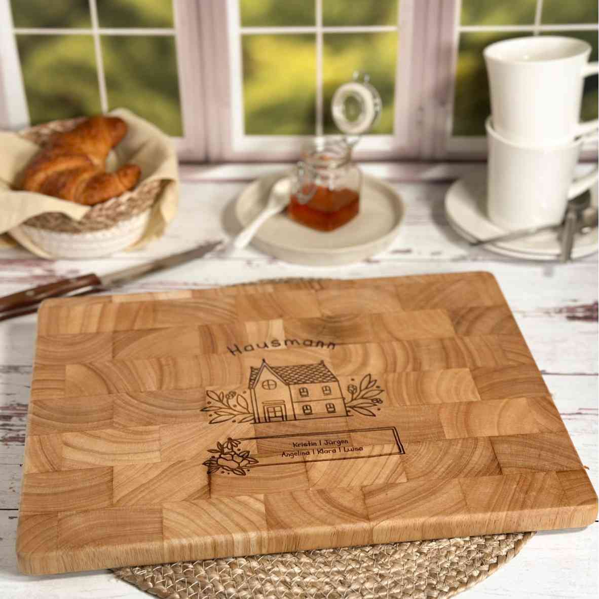 Stirnholz-Schneidebrett mit Hausgravur und Blumenranke