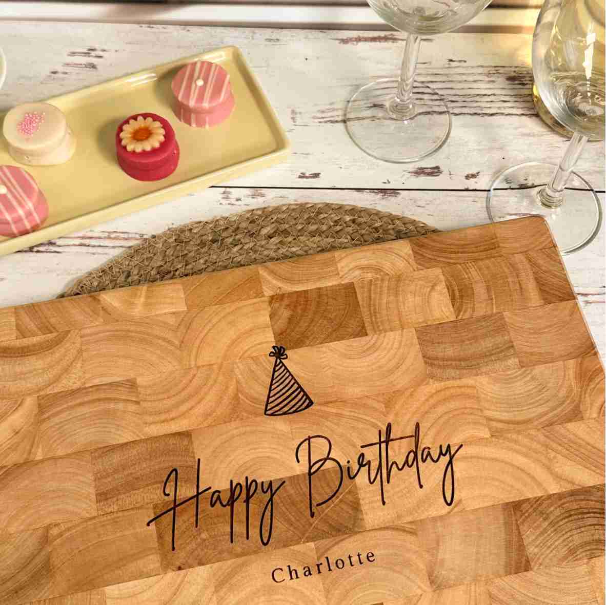 Personalisiertes Stirnholzbrett Happy Birthday