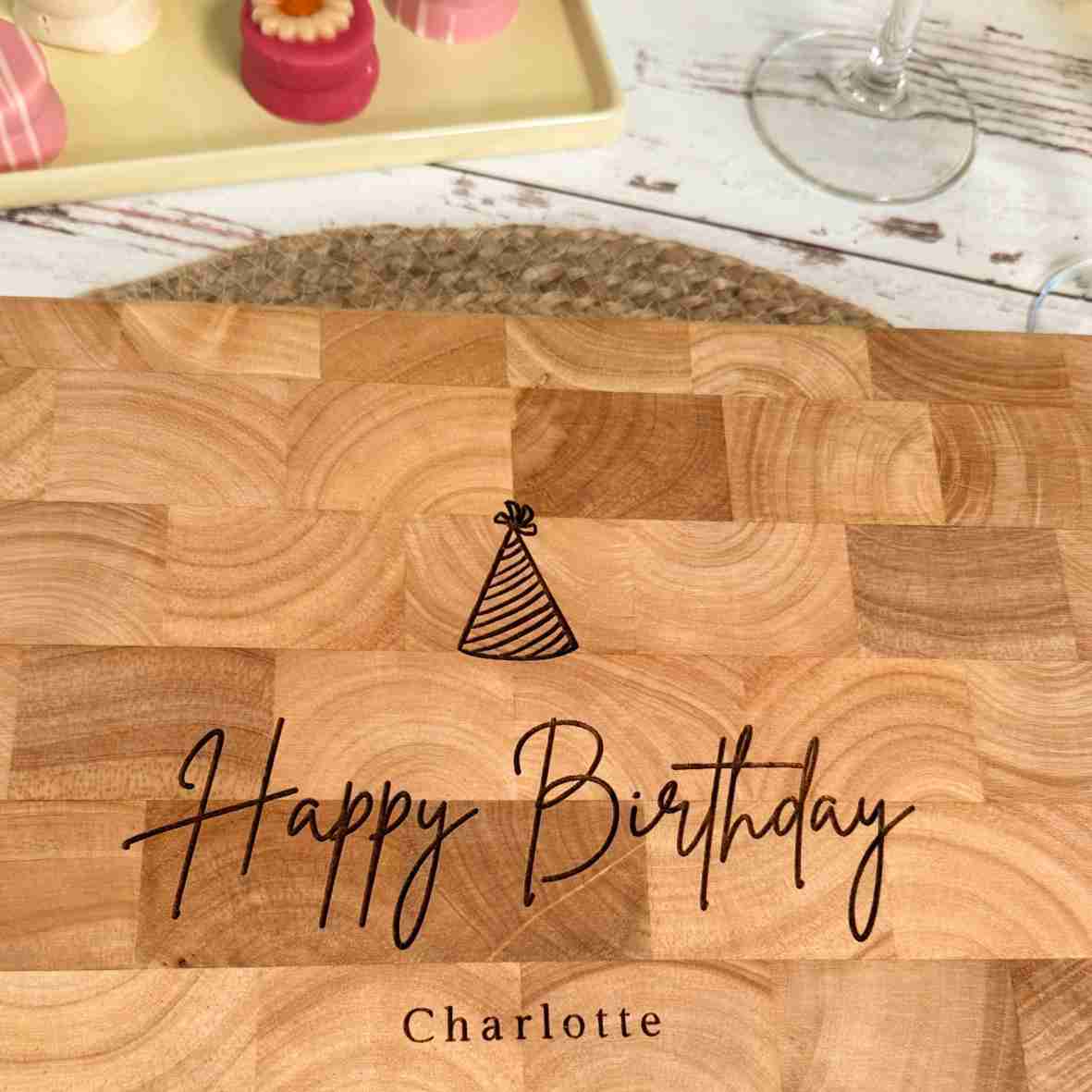 Personalisiertes Stirnholzbrett Happy Birthday