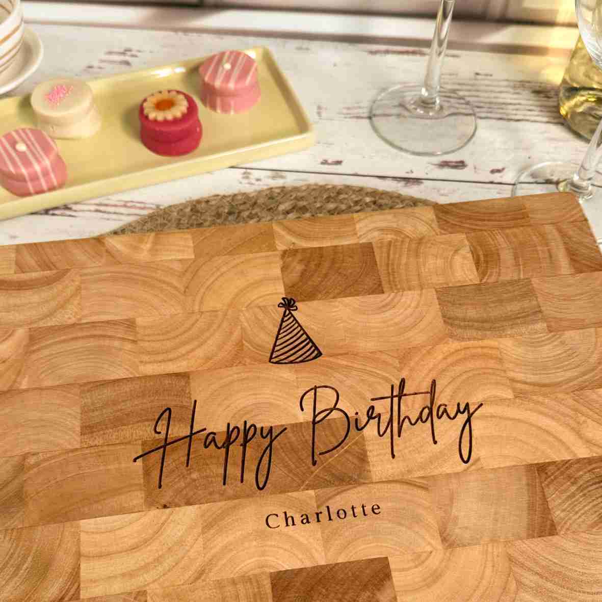 Personalisiertes Stirnholzbrett Happy Birthday