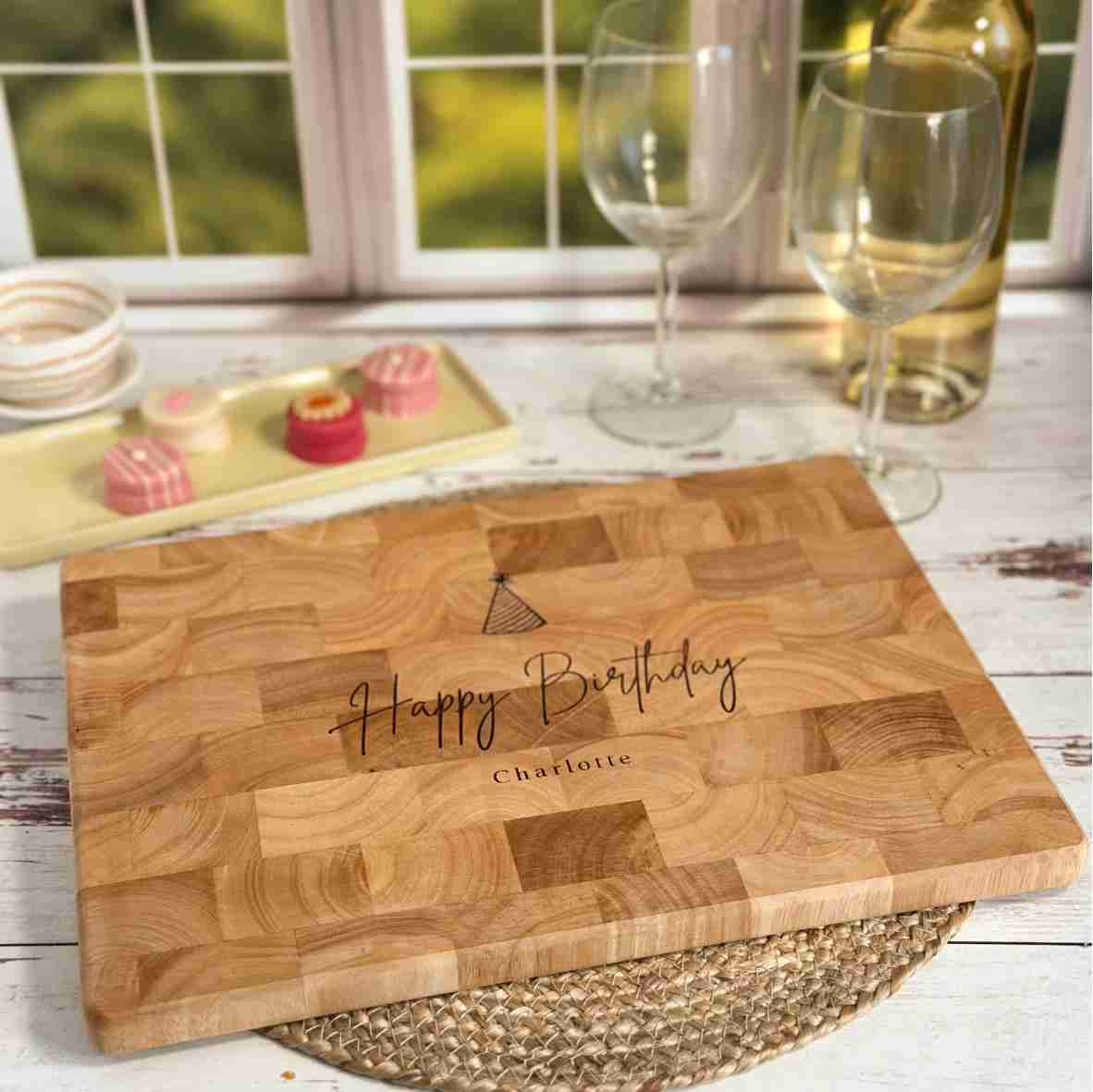 Personalisiertes Stirnholzbrett Happy Birthday