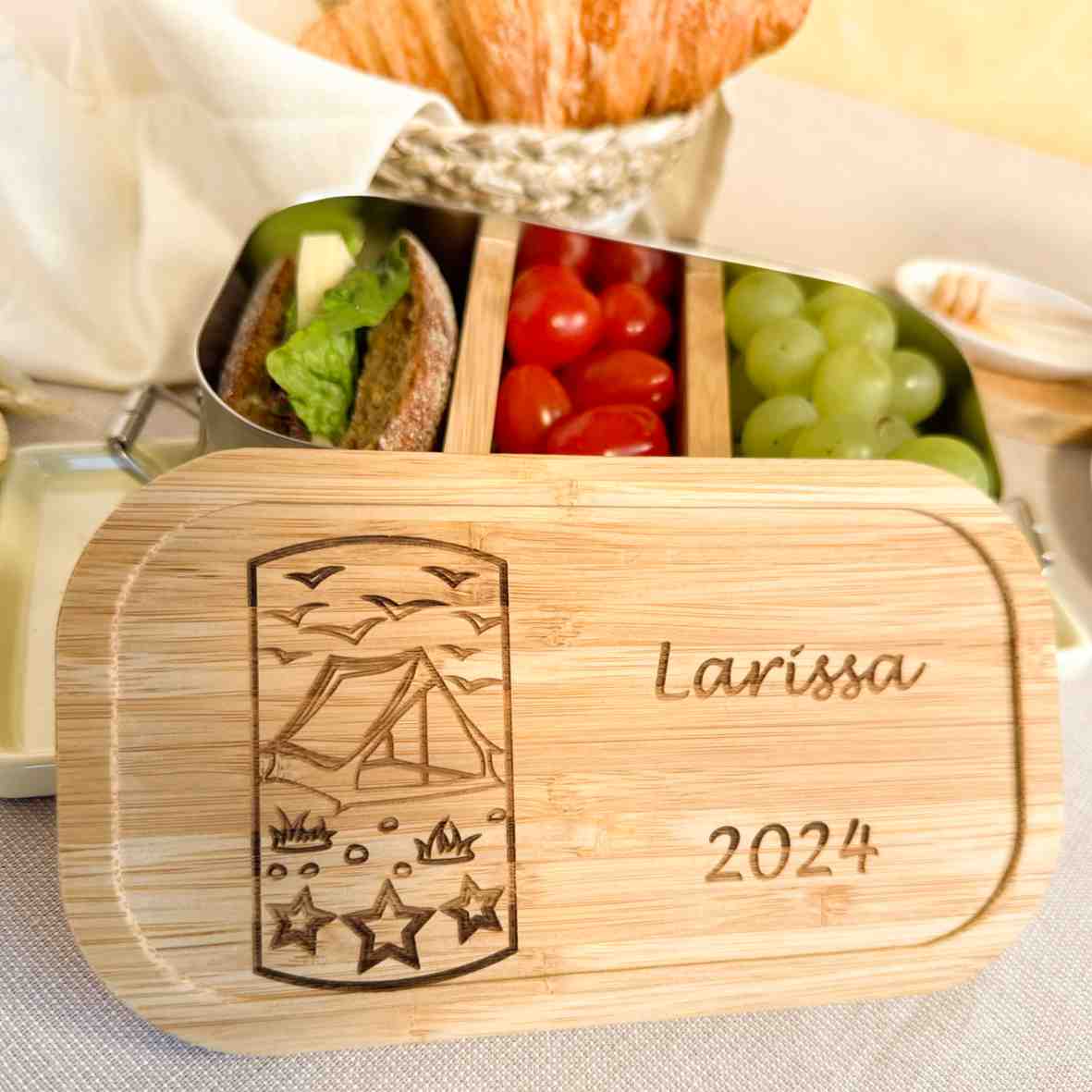 personalisierte Brotdose Camping (01) - Edelstahl mit Bambusdeckel Villa-Schwein 