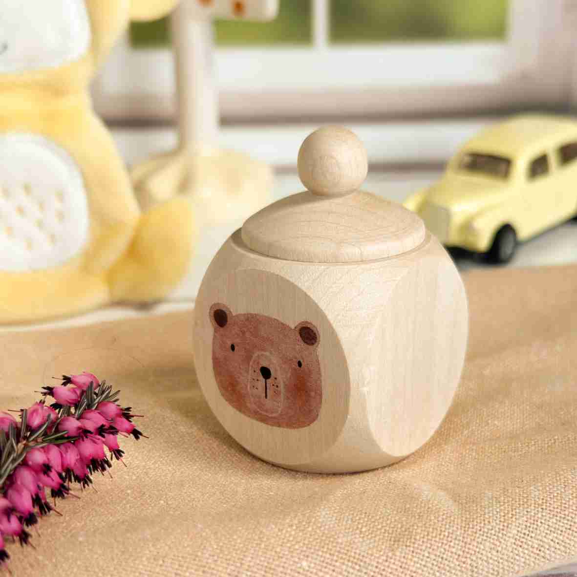 Personalisierte Milchzahndose aus hellem Ahornholz mit niedlichem Bärenmotiv und eingraviertem Namen, ideal als Zahnfee-Geschenk für Kinder.