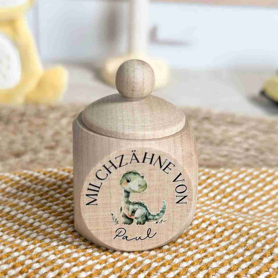 Personalisierte Milchzahndose aus naturbelassenem Ahornholz mit niedlichem grünem Dinosaurier und Wunschname, perfektes Zahnfee-Geschenk für Jungen und Mädchen.
