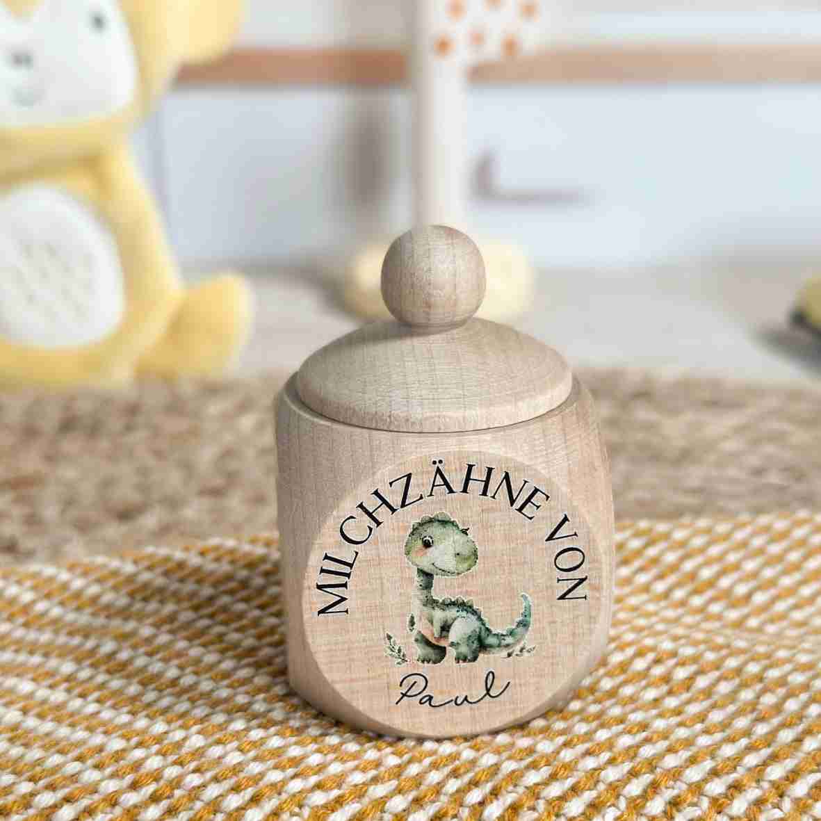 Personalisierte Milchzahndose aus naturbelassenem Ahornholz mit niedlichem grünem Dinosaurier und Wunschname, perfektes Zahnfee-Geschenk für Jungen und Mädchen.