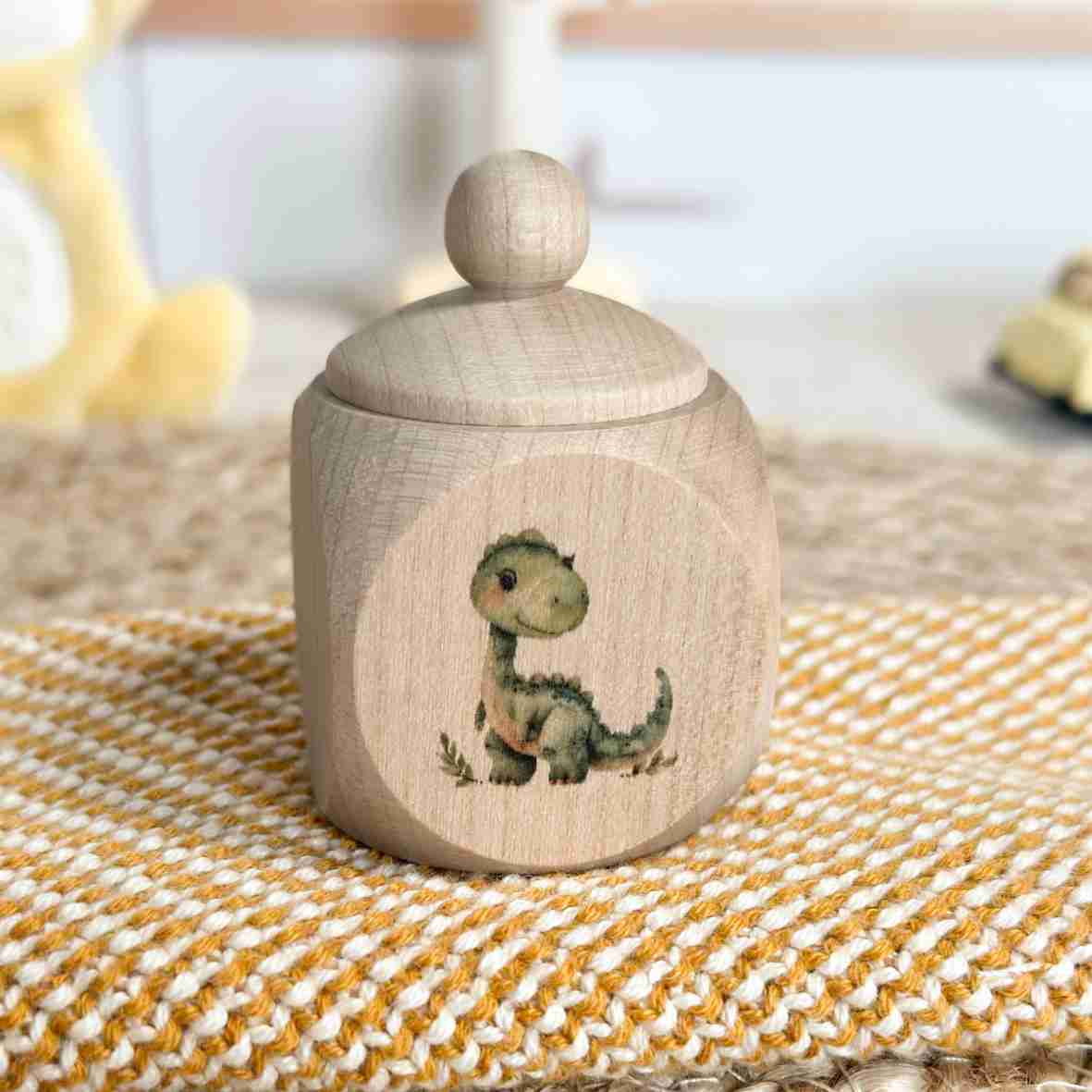 Personalisierte Milchzahndose aus naturbelassenem Ahornholz mit niedlichem grünem Dinosaurier und Wunschname, perfektes Zahnfee-Geschenk für Jungen und Mädchen.