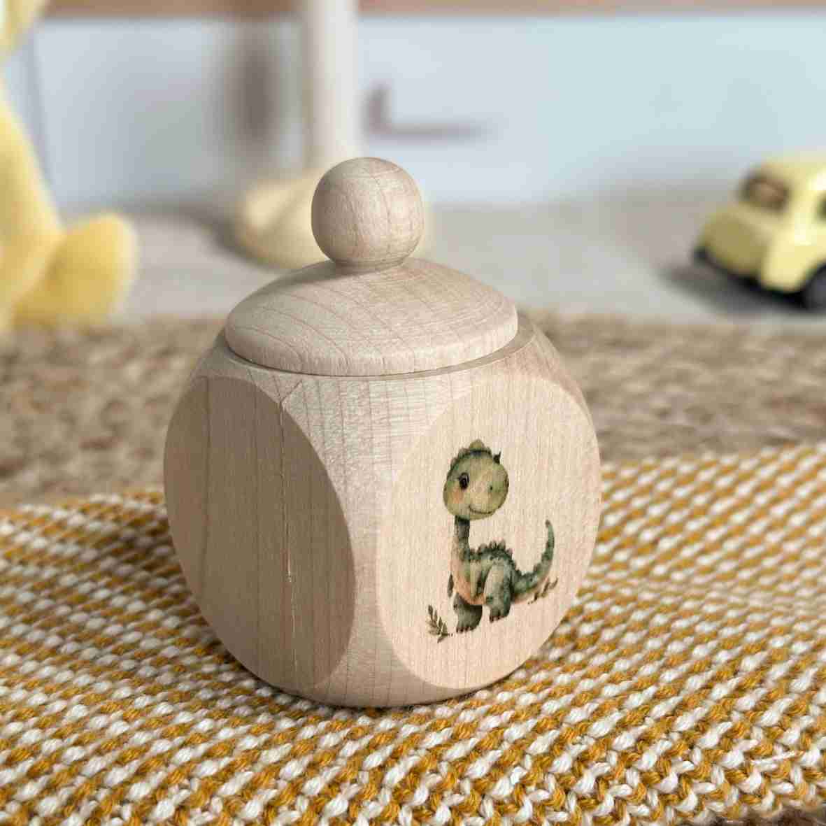 Personalisierte Milchzahndose aus naturbelassenem Ahornholz mit niedlichem grünem Dinosaurier und Wunschname, perfektes Zahnfee-Geschenk für Jungen und Mädchen.