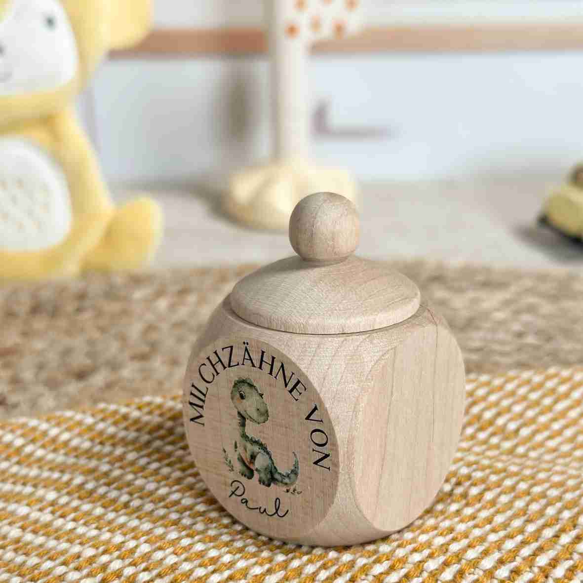 Personalisierte Milchzahndose aus naturbelassenem Ahornholz mit niedlichem grünem Dinosaurier und Wunschname, perfektes Zahnfee-Geschenk für Jungen und Mädchen.