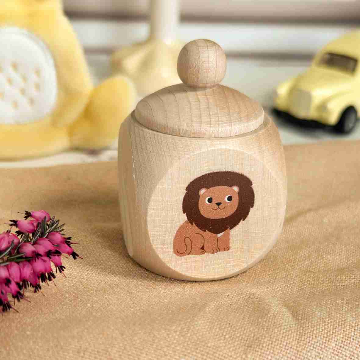 Personalisierte Milchzahndose Holz mit Löwe & Namen – Bunte Zahnfee Geschenkidee für Kinder
