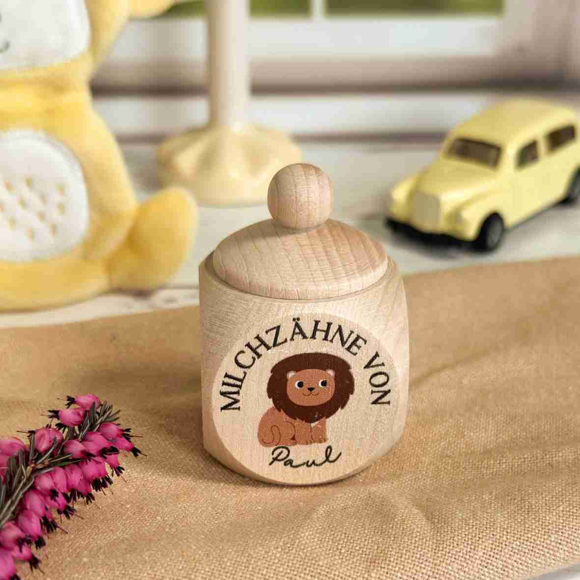 Personalisierte Milchzahndose Holz mit Löwe & Namen – Bunte Zahnfee Geschenkidee für Kinder