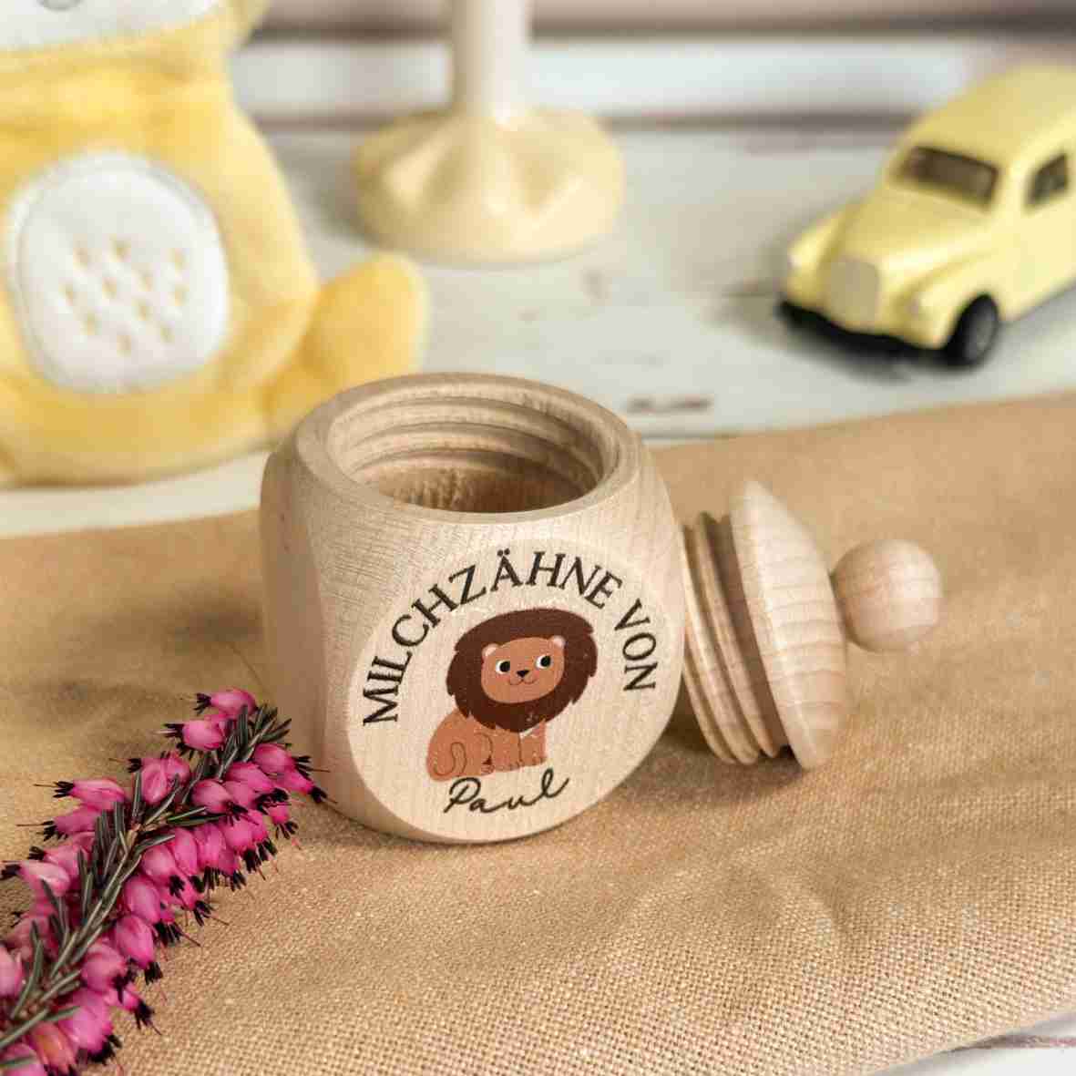 Personalisierte Milchzahndose Holz mit Löwe & Namen – Bunte Zahnfee Geschenkidee für Kinder