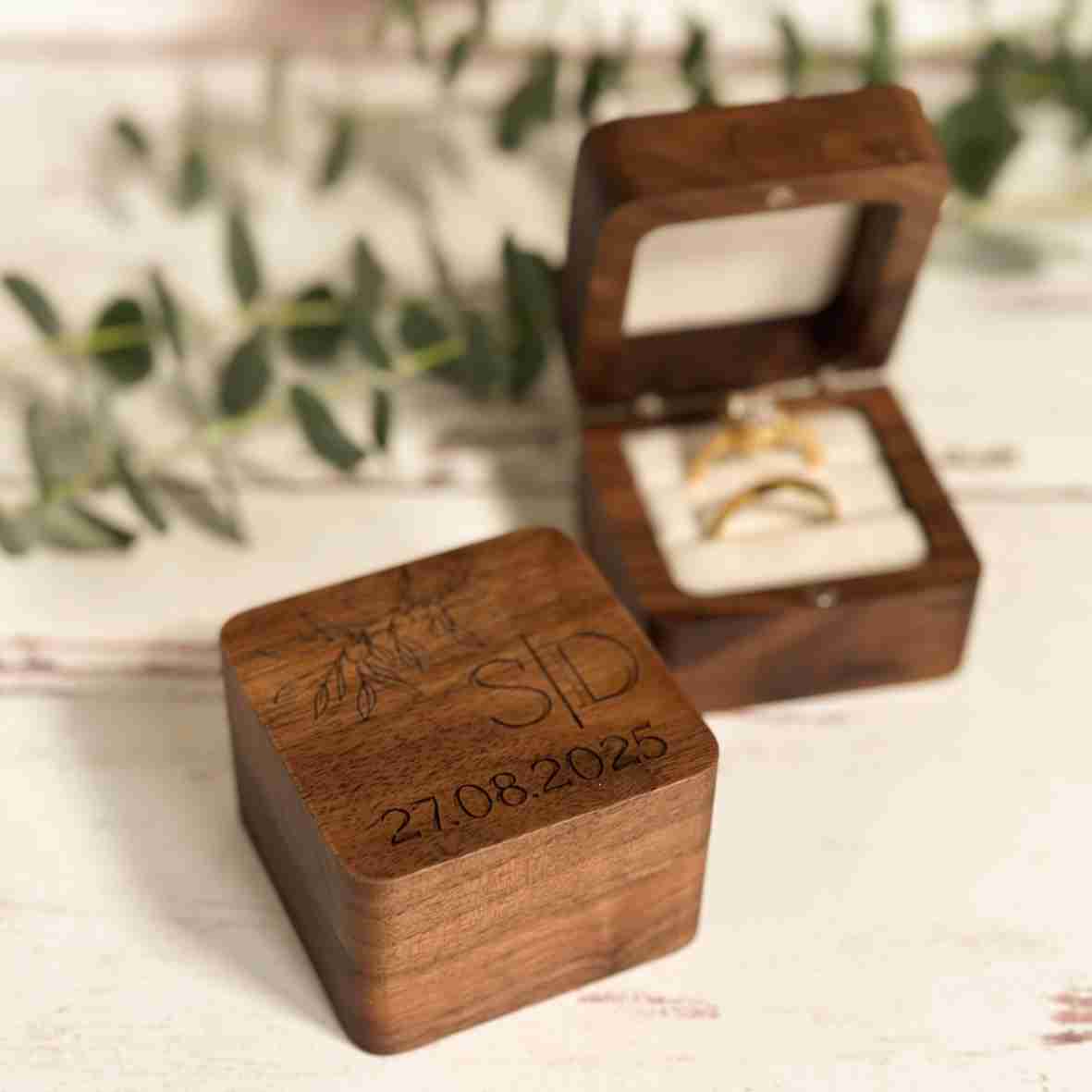 Gravierte Ringbox Walnussholz Olivenzweig