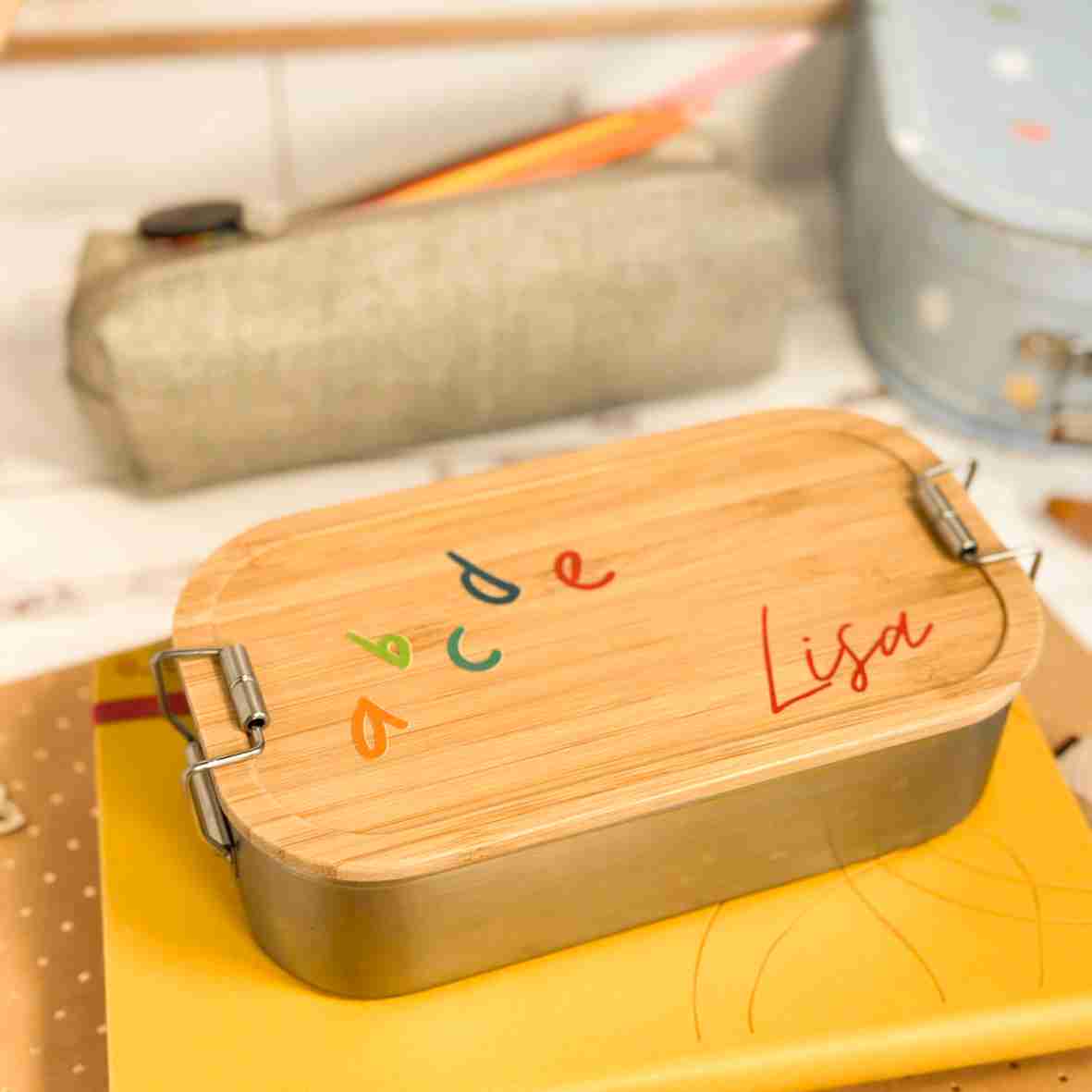 Personalisierte Brotdose mit ABC-Motiv & Name – Edelstahl-Lunchbox mit Bambusdeckel zur Einschulung