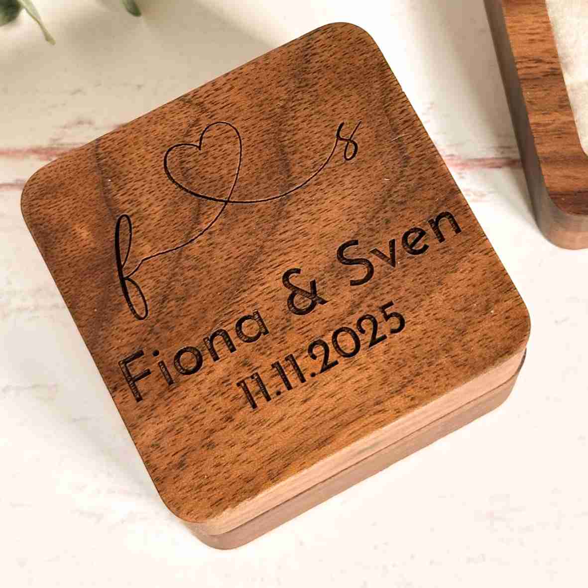 Gravierte Ringbox aus Holz