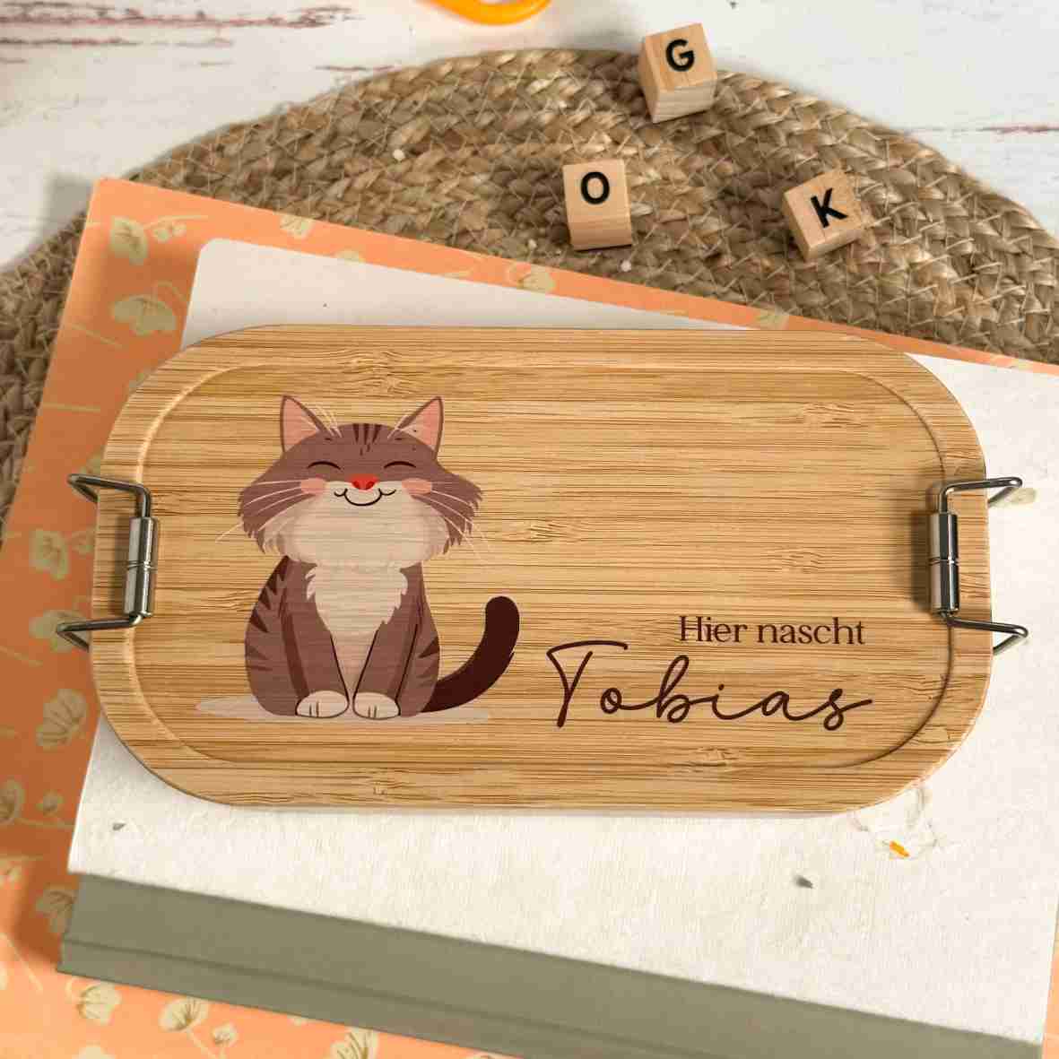Personalisierte Edelstahl-Brotdose mit Bambusdeckel, Katzenmotiv und Namen „Tobias“.