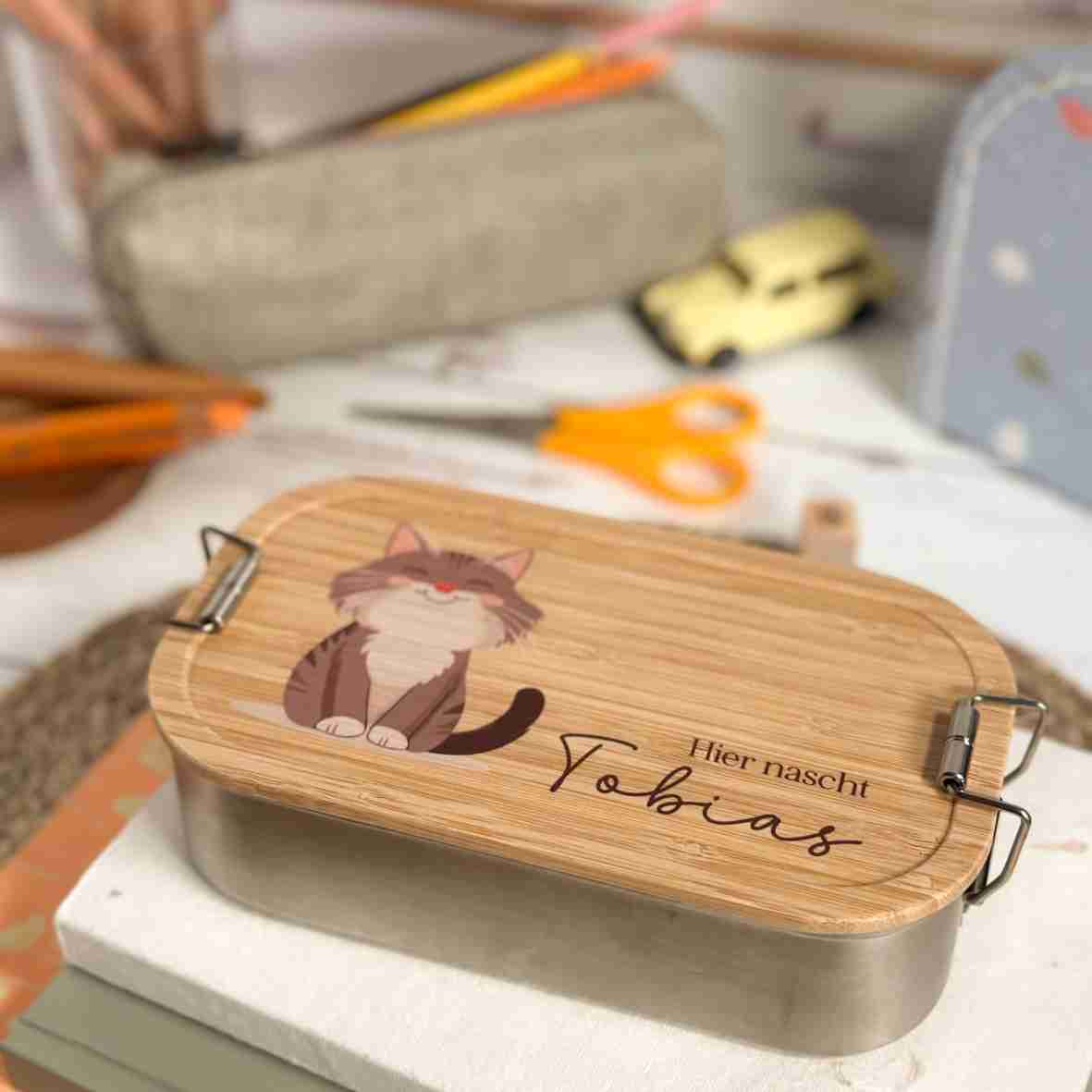 Personalisierte Edelstahl-Brotdose mit Bambusdeckel, Katzenmotiv und Namen „Tobias“.