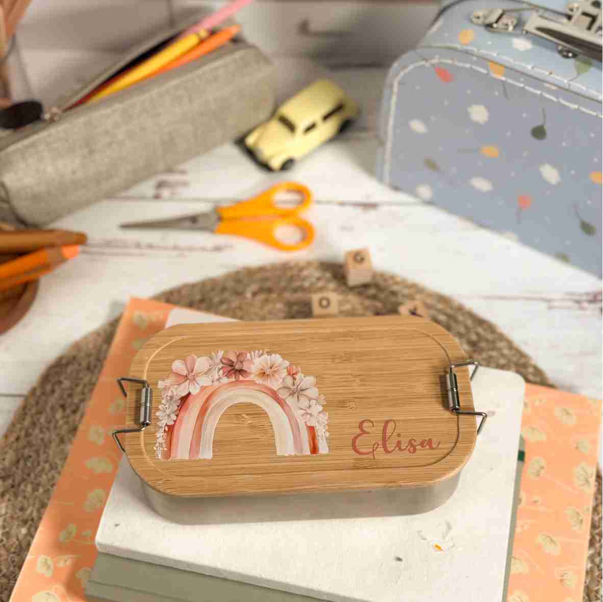 Personalisierte Edelstahl-Brotdose mit Bambusdeckel, Boho-Regenbogen-Motiv und Name „Elisa“.