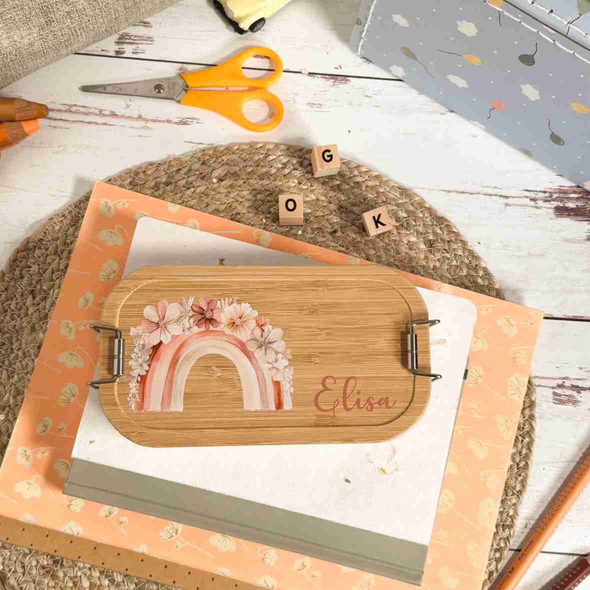 Personalisierte Edelstahl-Brotdose mit Bambusdeckel, Boho-Regenbogen-Motiv und Name „Elisa“.