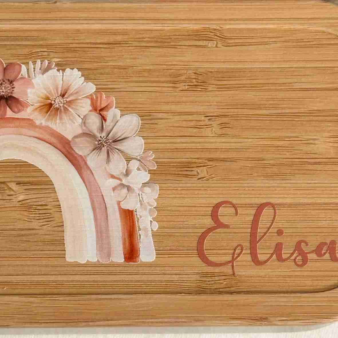 Personalisierte Edelstahl-Brotdose mit Bambusdeckel, Boho-Regenbogen-Motiv und Name „Elisa“.