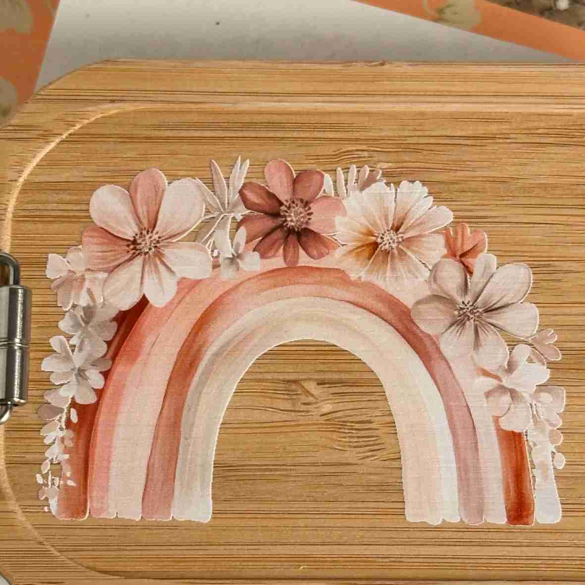 Personalisierte Edelstahl-Brotdose mit Bambusdeckel, Boho-Regenbogen-Motiv und Name „Elisa“.