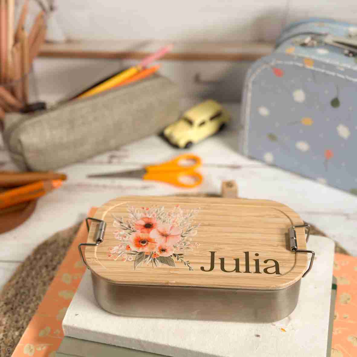 Edelstahl-Brotdose mit Boho-Blumen und Name.