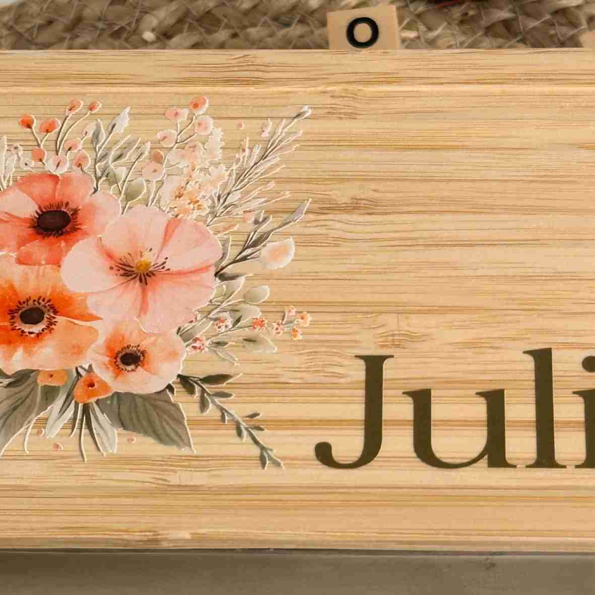 Edelstahl-Brotdose mit Boho-Blumen und Name.