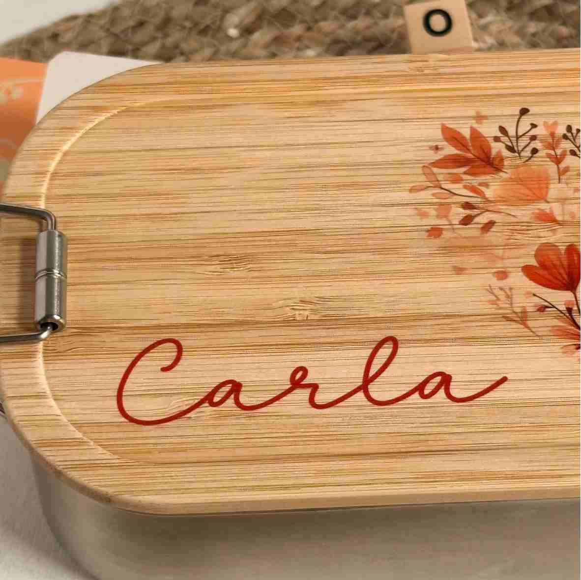 Edelstahl-Brotdose mit Blumen-Herz und Name.