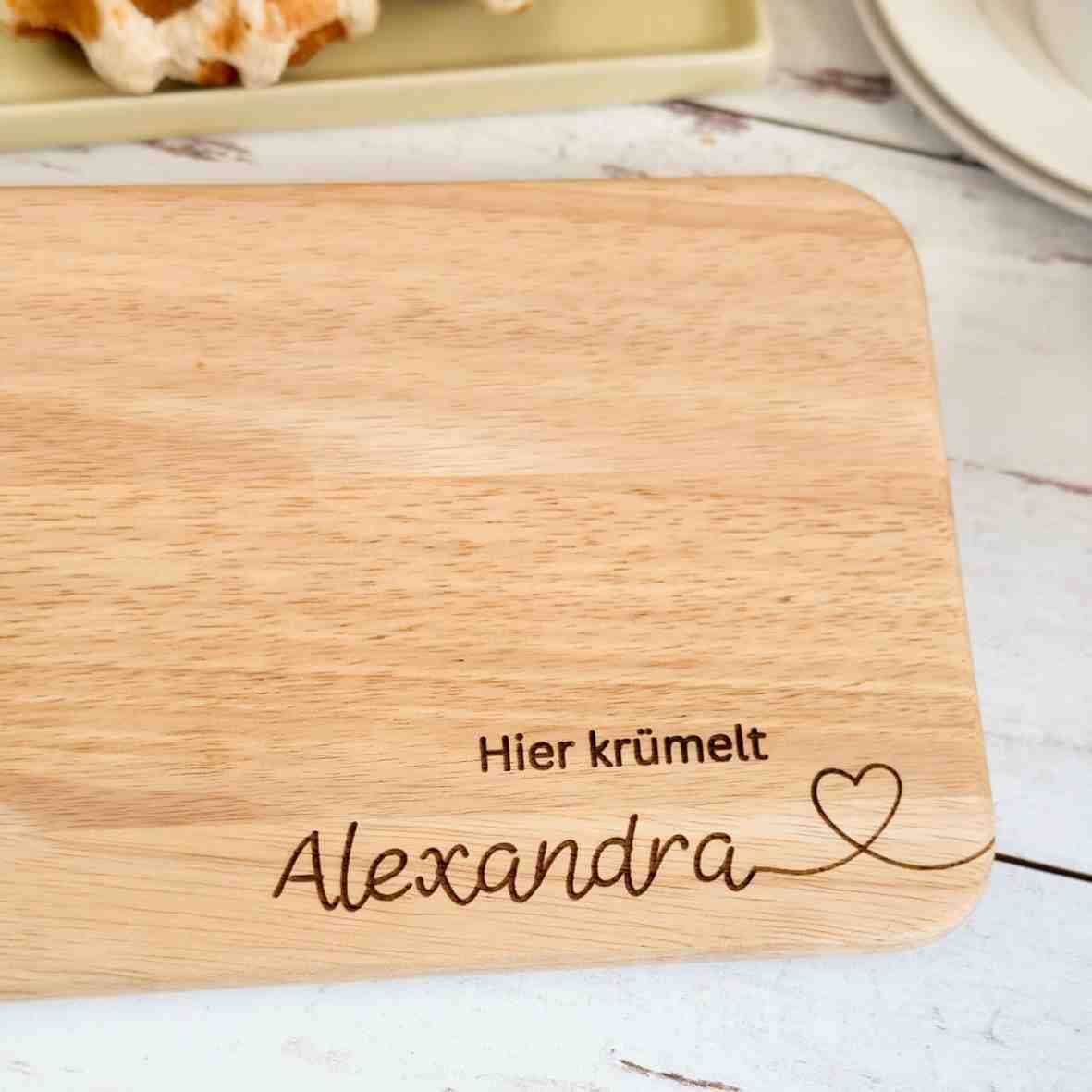 personalisiertes Frühstücksbrettchen hier krümelt, mit Namen und Herz (2) Villa-Schwein 