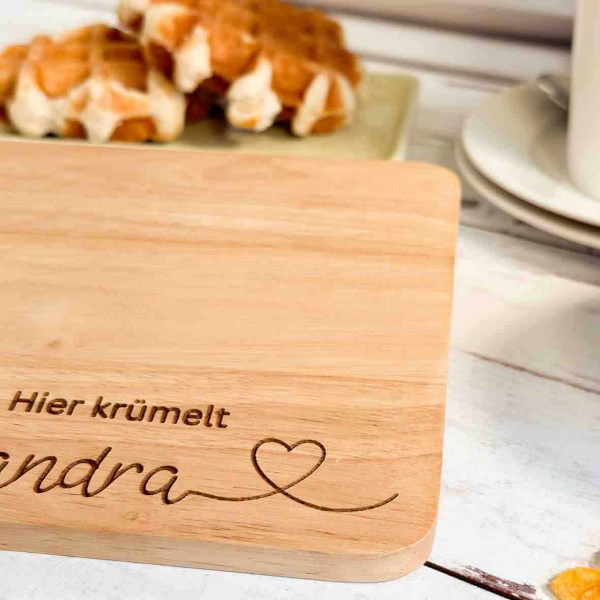 personalisiertes Frühstücksbrettchen hier krümelt, mit Namen und Herz Villa-Schwein 